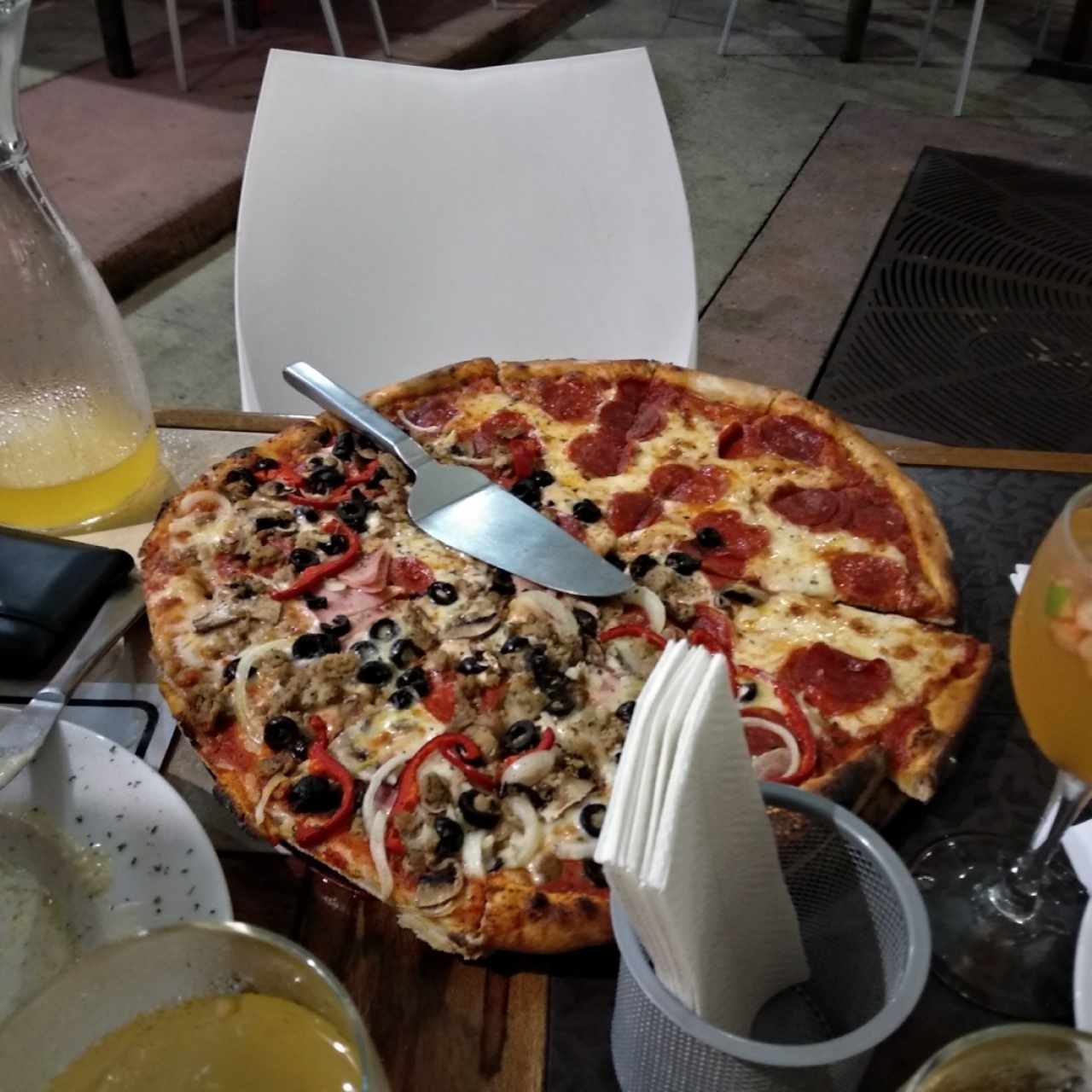 pizza peperoni y de carnes