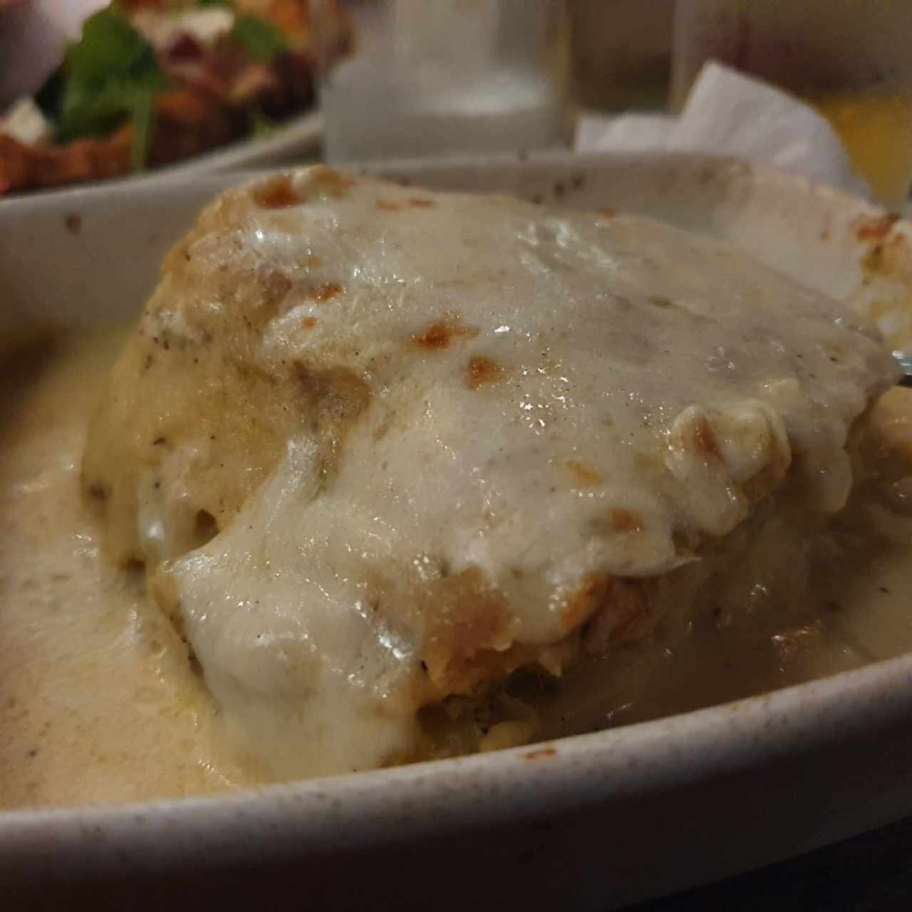 Lasagna de pollo en salsa blanca gratinada