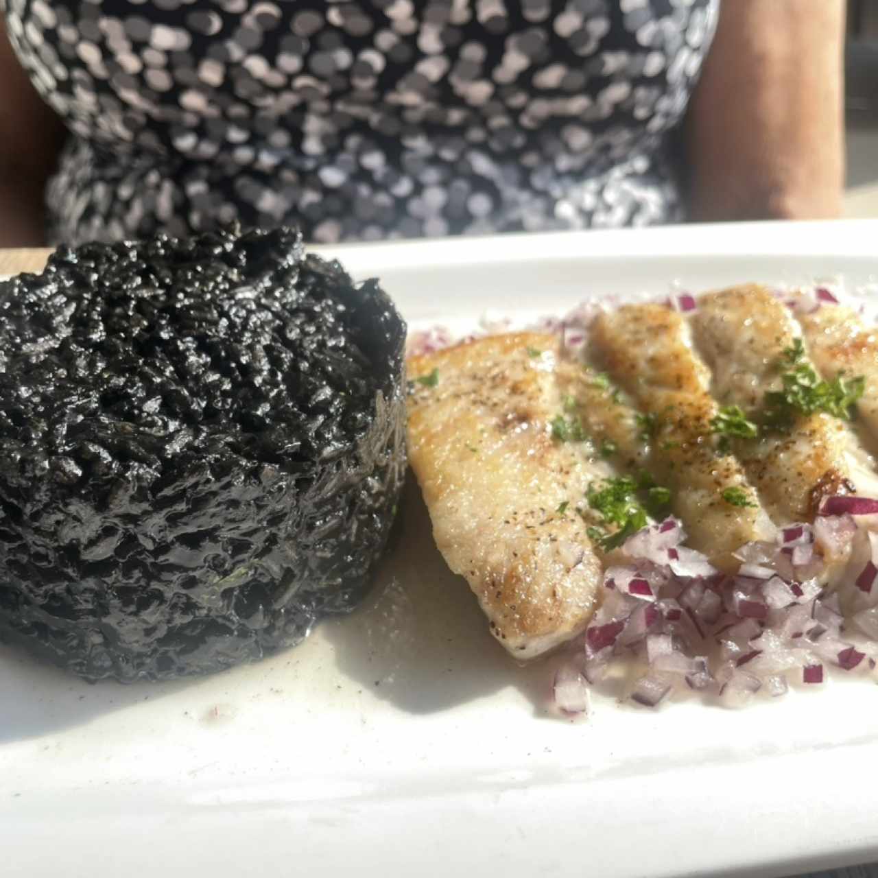 Risotto de tinta de calamar y pescado 
