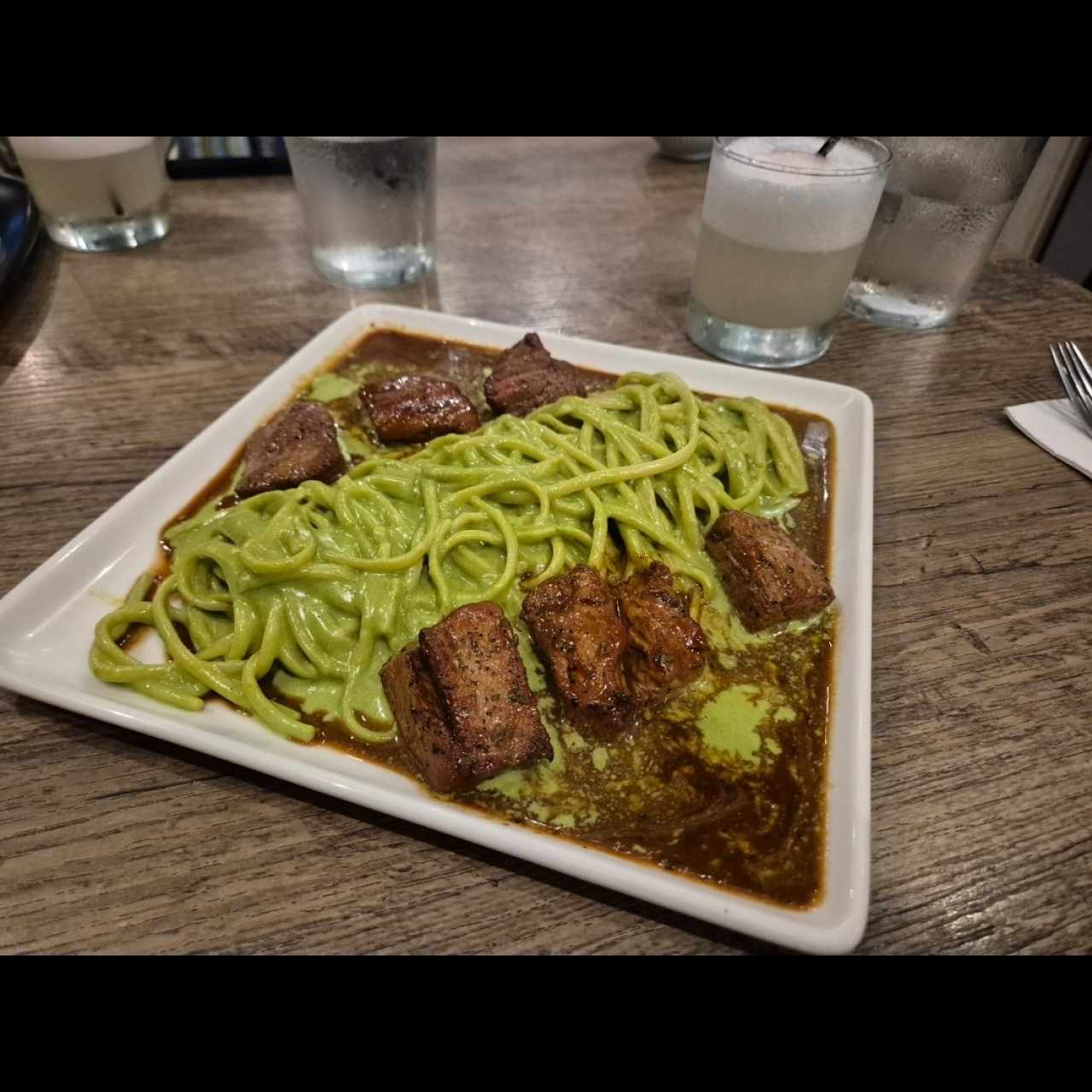 Tallarrines verde con fielete de res
