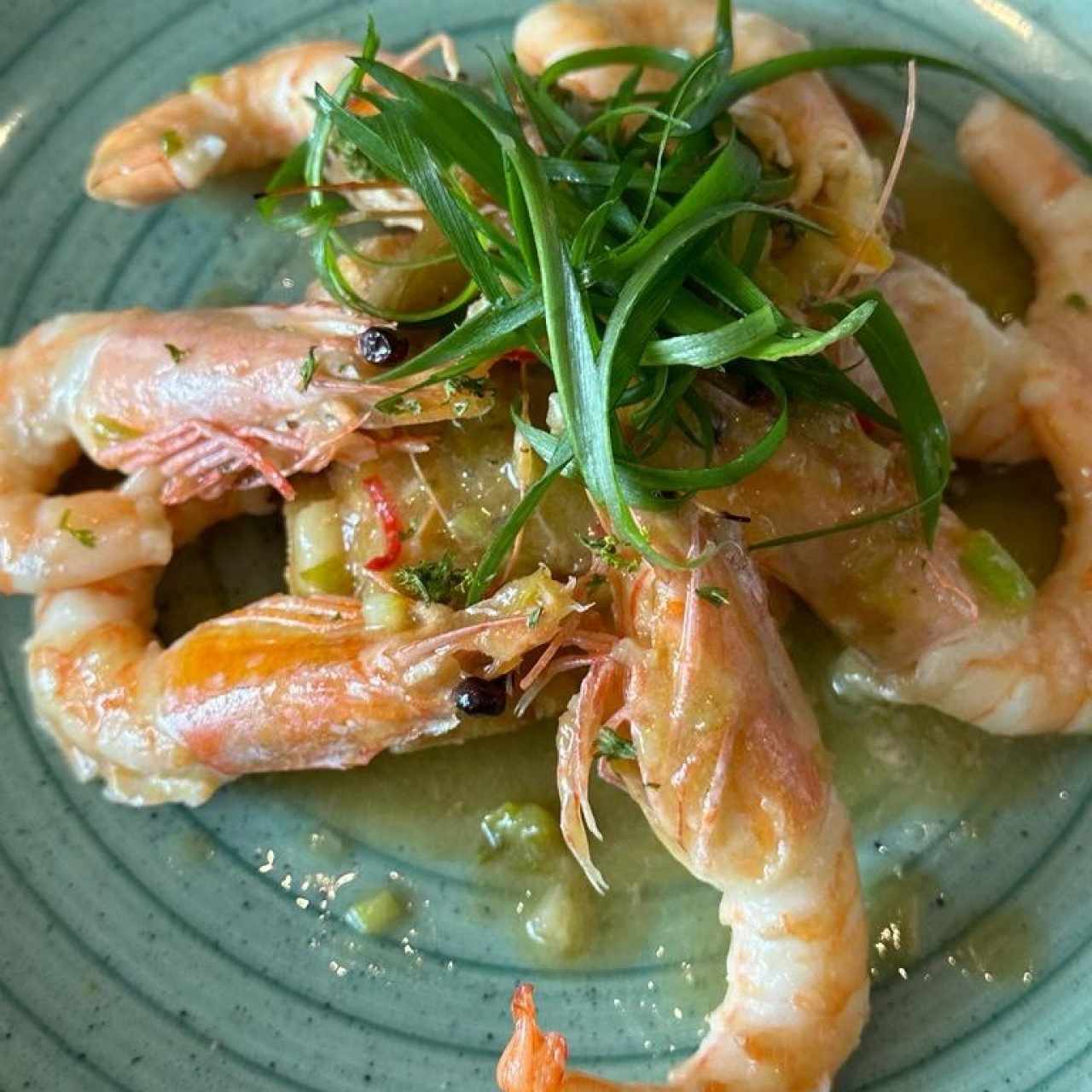 CAMARONES ENDIABLADOS (Camarones Flameados en Vino Blanco y Mantequilla, Ajo, Jengibre, Cebollina, Ají Chombo y Limón, Acompañado de Yuca)