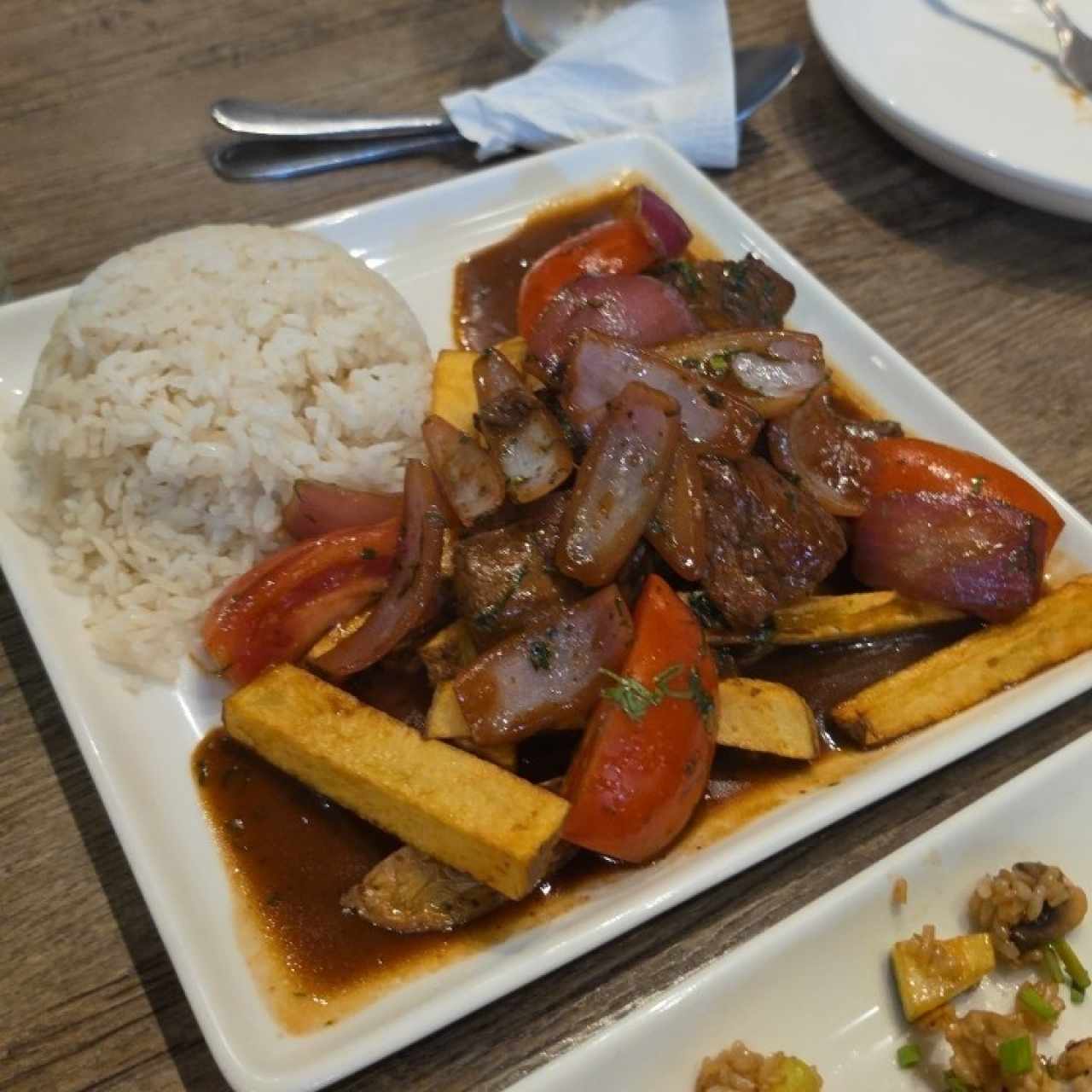 TÍPICO - LOMO SALTADO