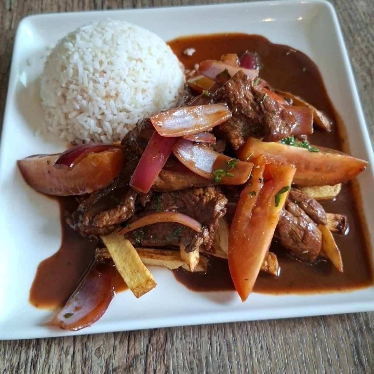TÍPICO - LOMO SALTADO