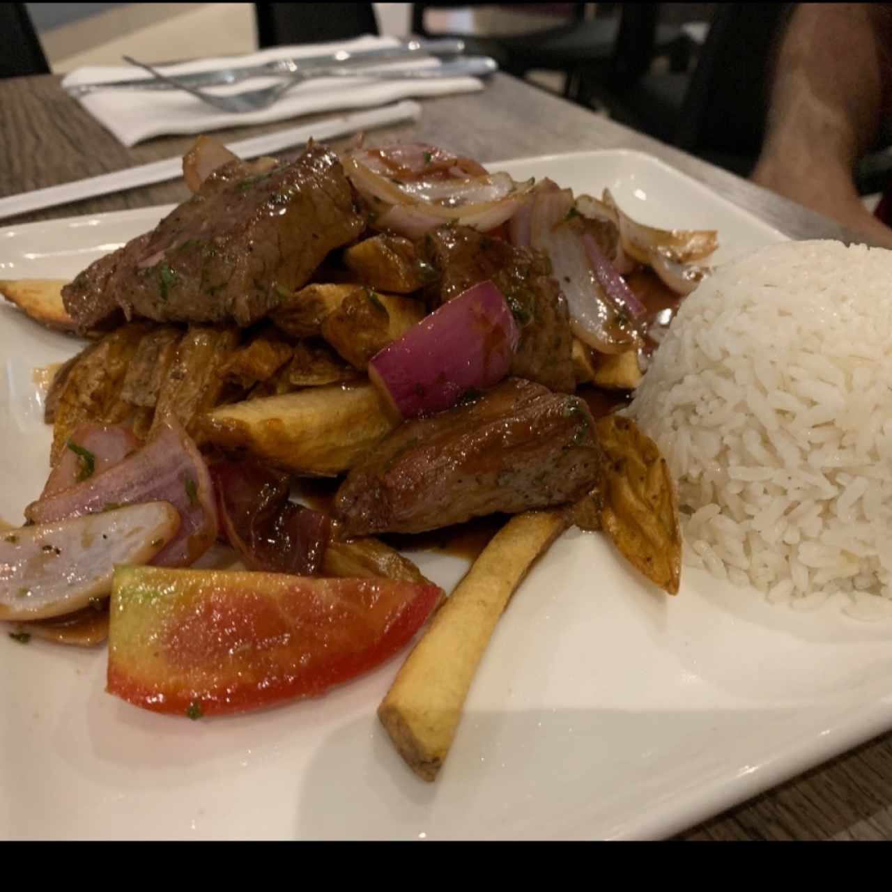 TÍPICO - LOMO SALTADO