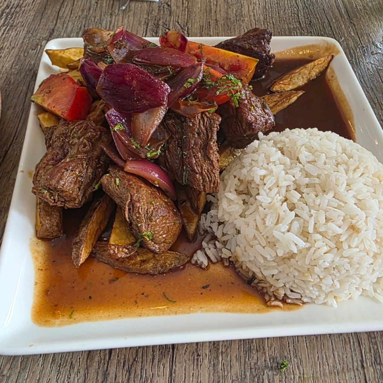 TÍPICO - LOMO SALTADO