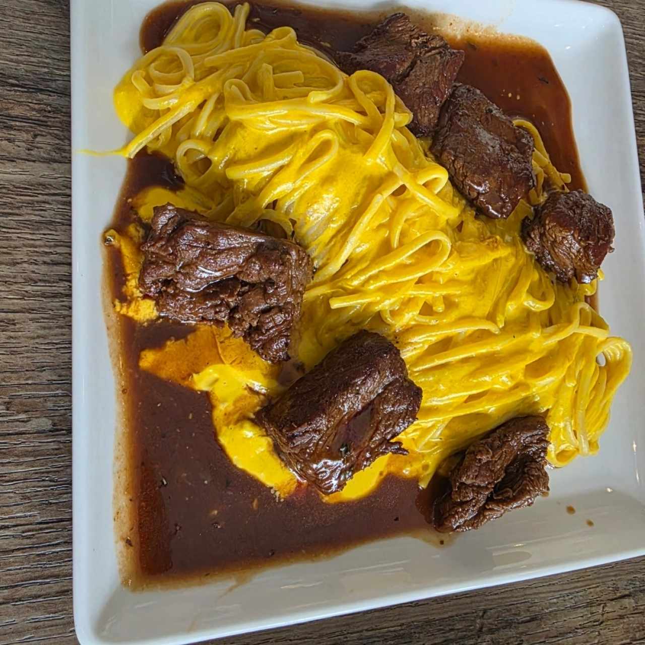 TALLARIN A LA HUANCAÍNA (FILETE DE RES /MARISCOS)