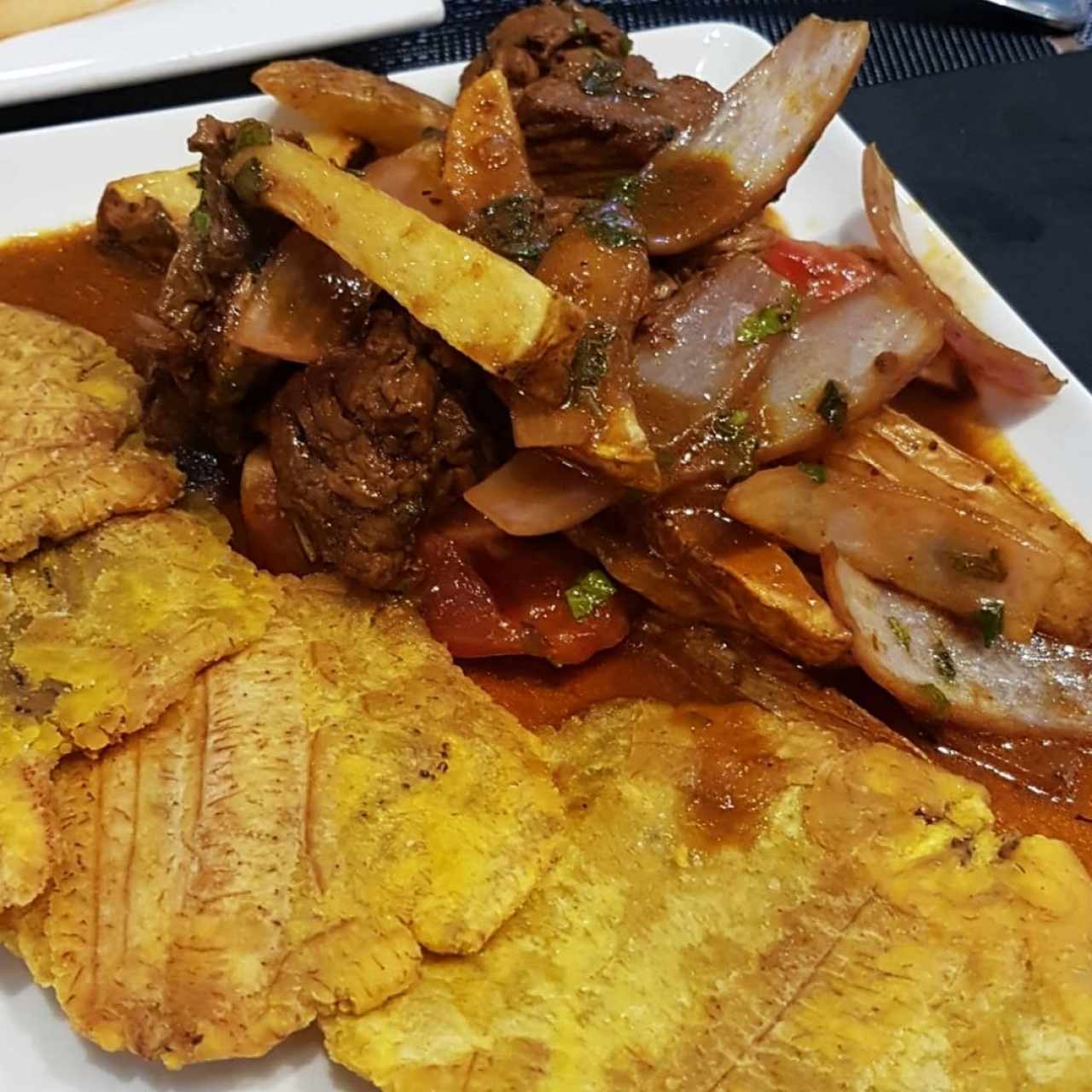 TÍPICO - LOMO SALTADO