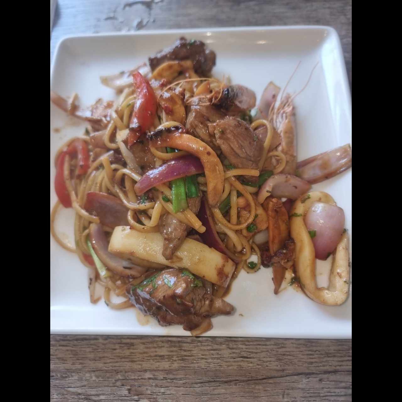 TALLARÍN SALTADO MAR Y TIERRA
