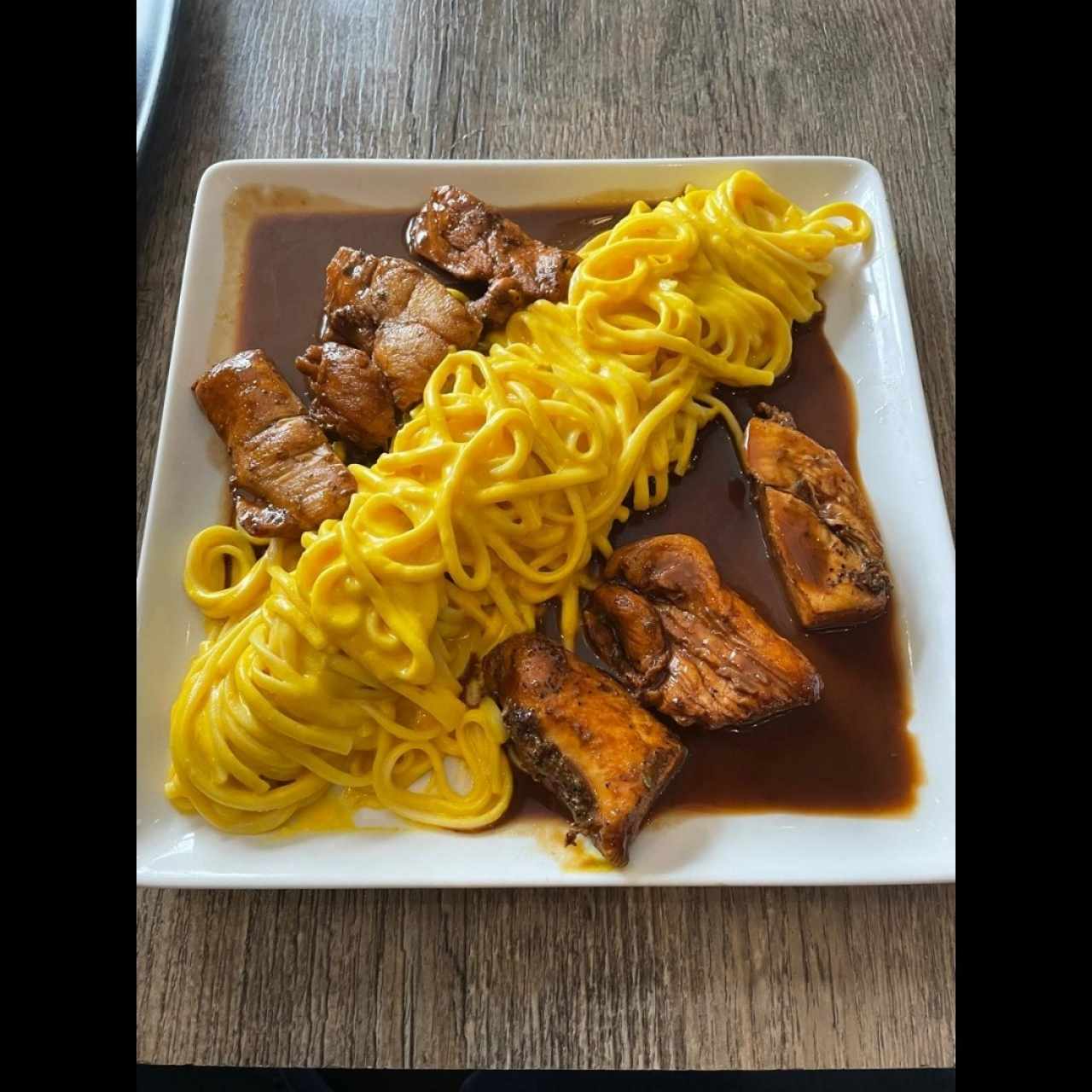 TALLARIN A LA HUANCAÍNA (POLLO)