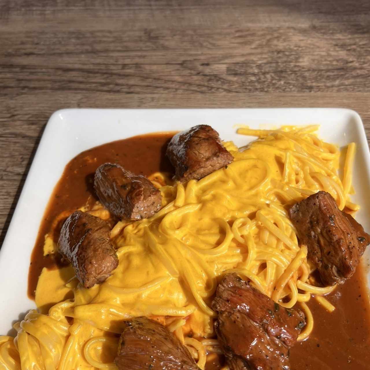 TALLARIN A LA HUANCAÍNA (FILETE DE RES /MARISCOS)