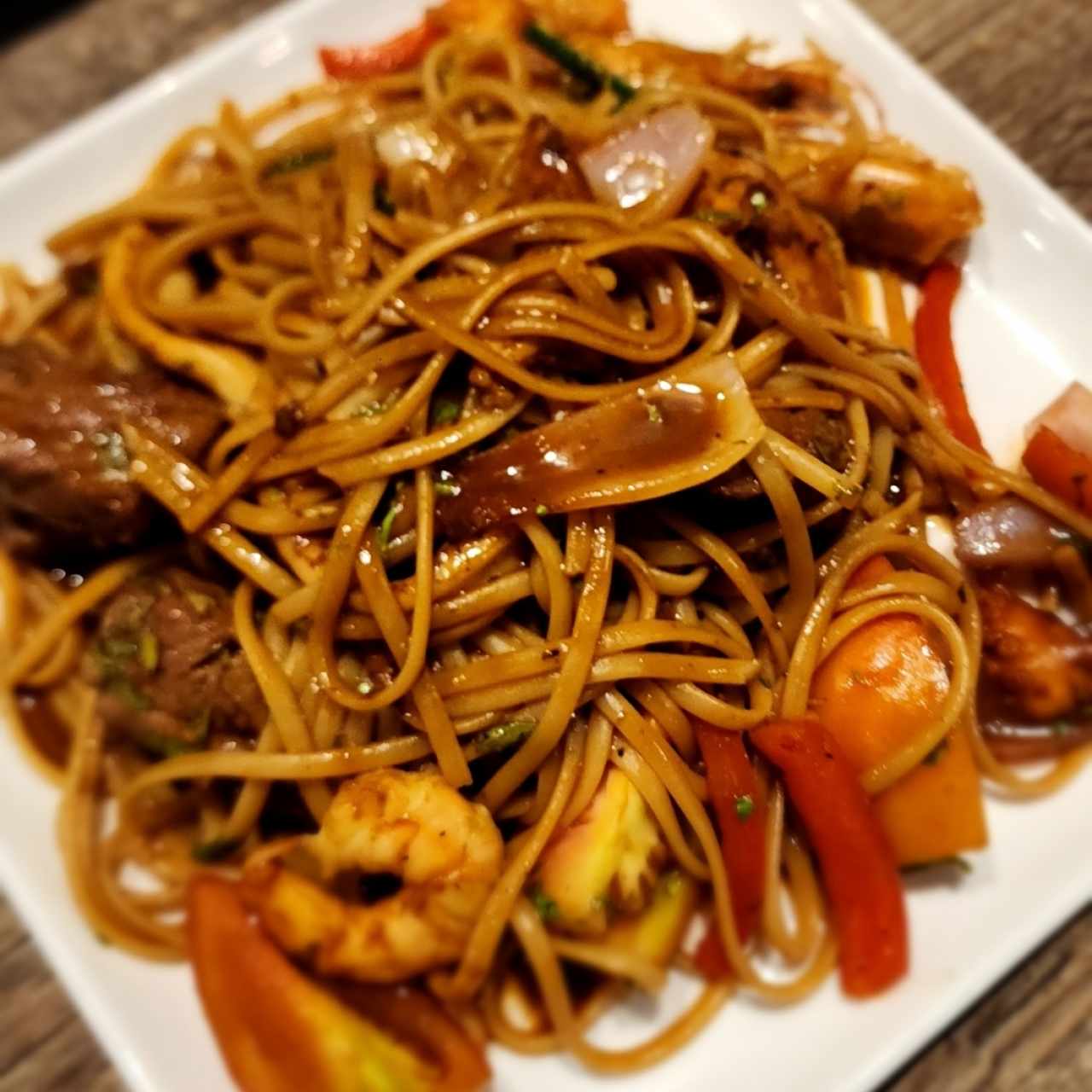 TALLARÍN SALTADO MAR Y TIERRA