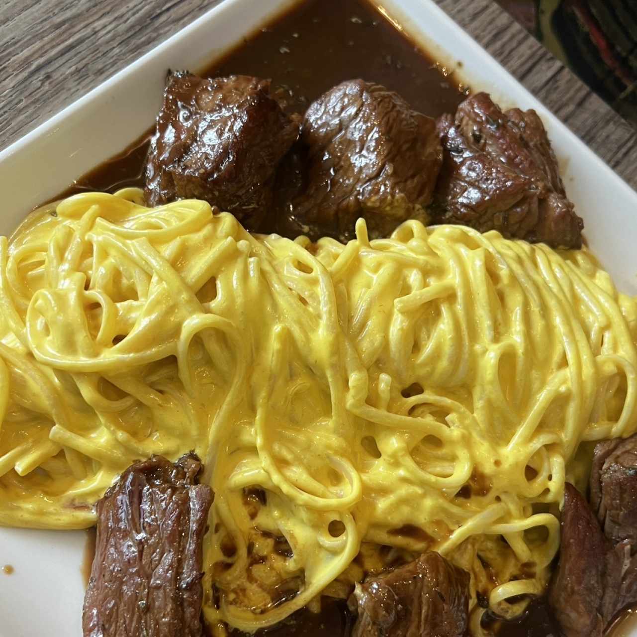 TALLARIN A LA HUANCAÍNA (FILETE DE RES /MARISCOS)