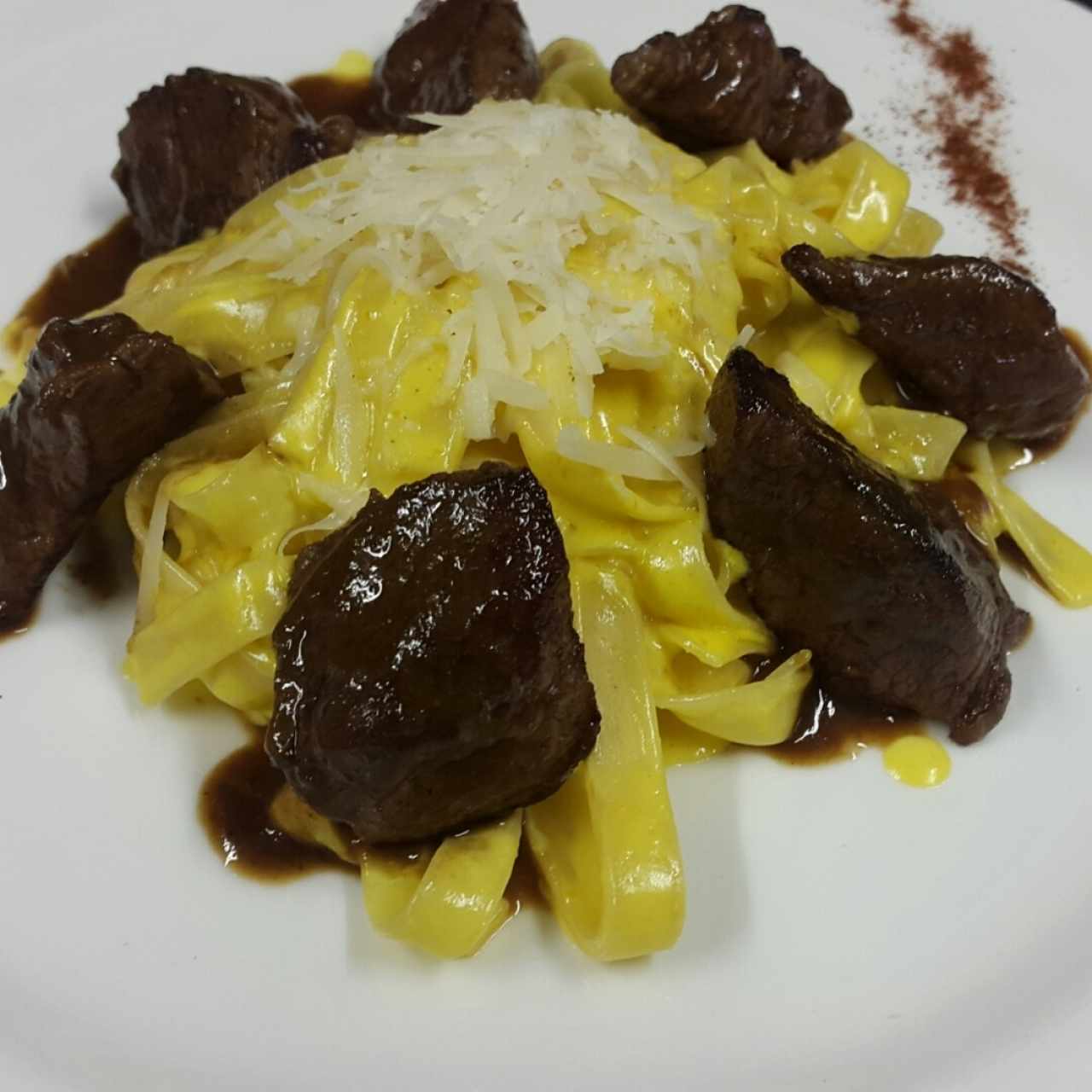 fetuccini ala huancaina con lomo