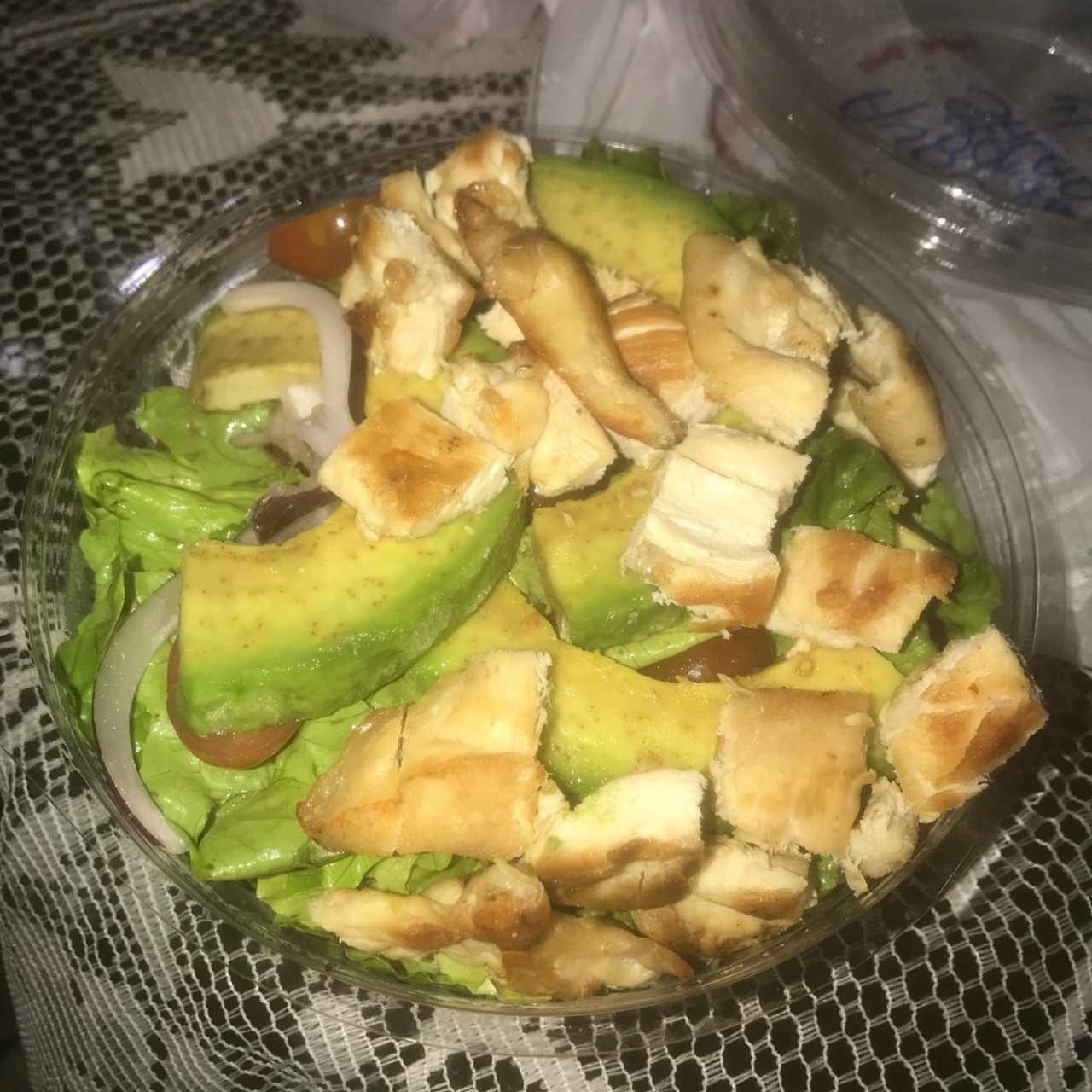 ensalada de aguacate y pollo