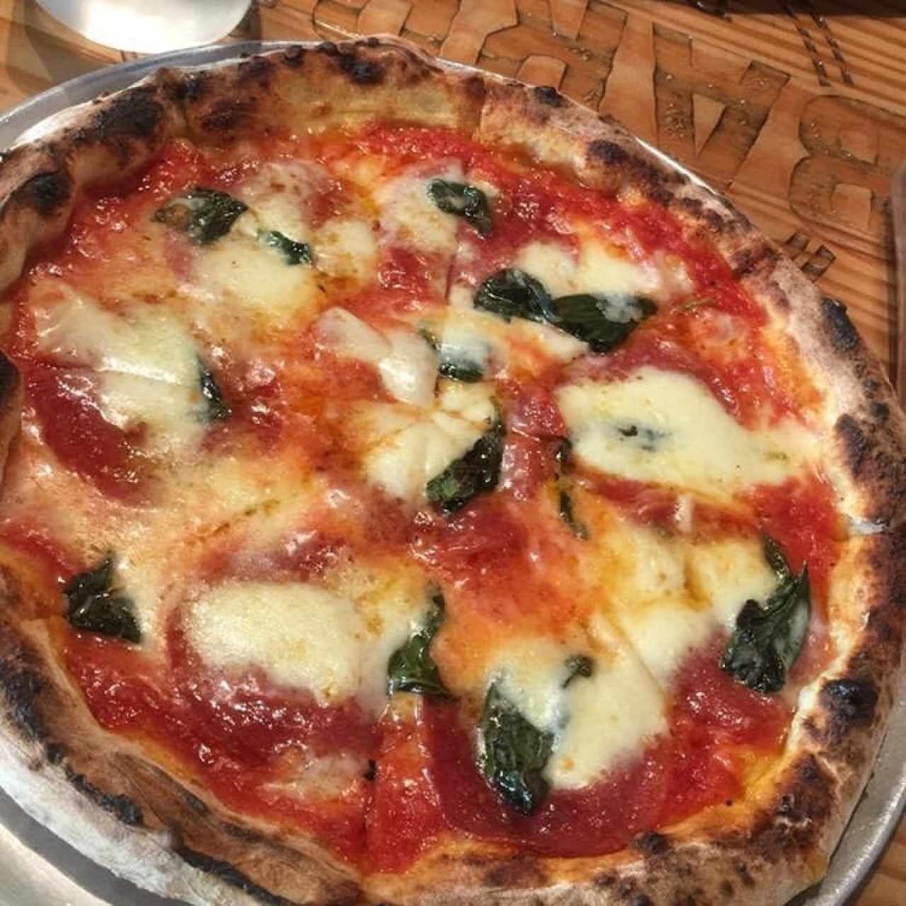 Pizza de albahaca, mozarella y pepperoni