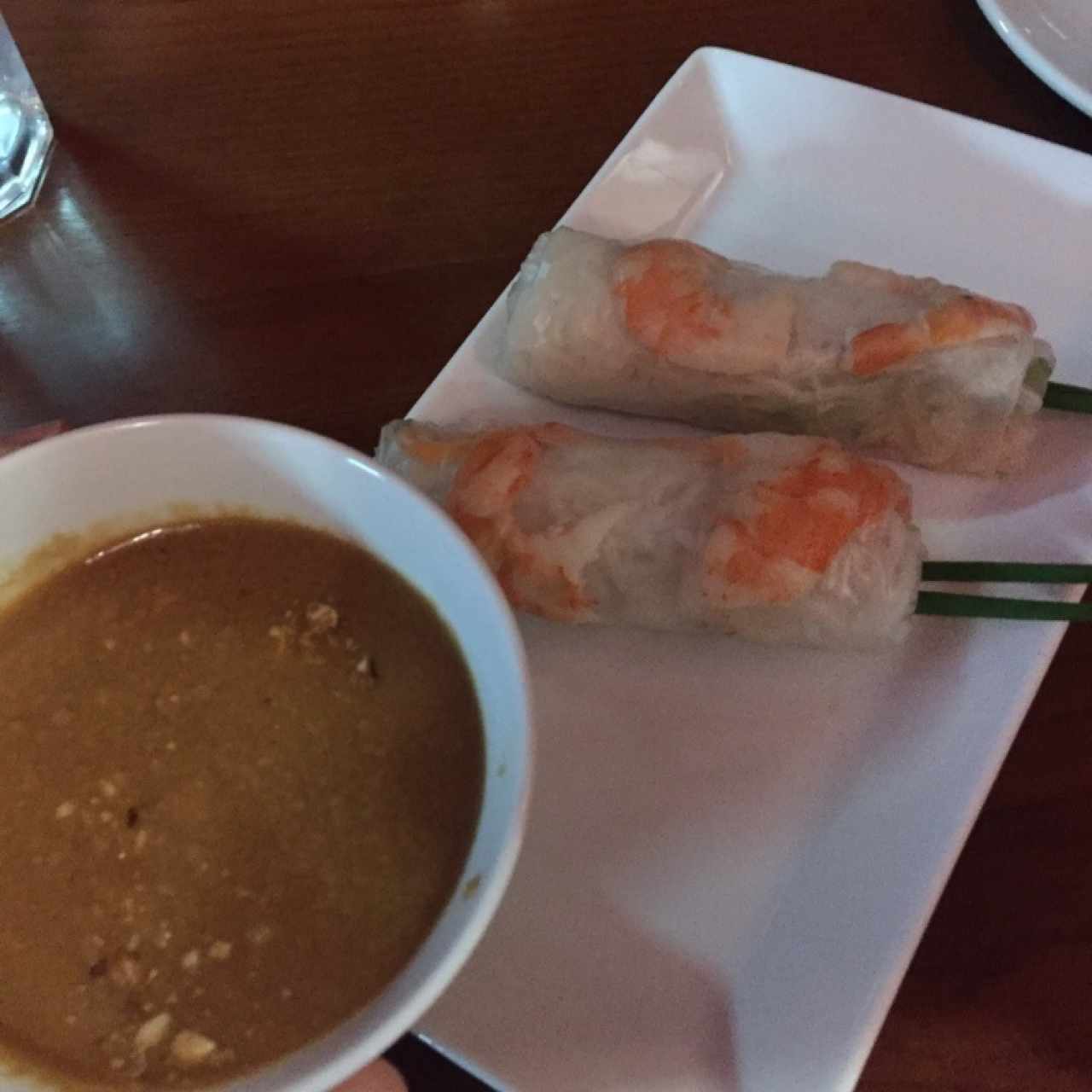 *Entrada* rollitos de vegetales y camarones envueltos en papel de arroz acompañado de dip de mani (delicia) 