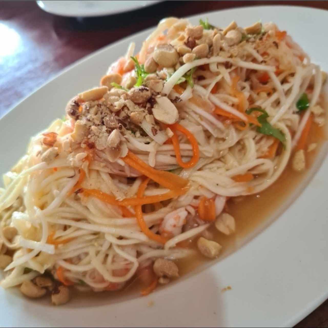 Nom Xoái Tom (Ensalada de mango con camarones)