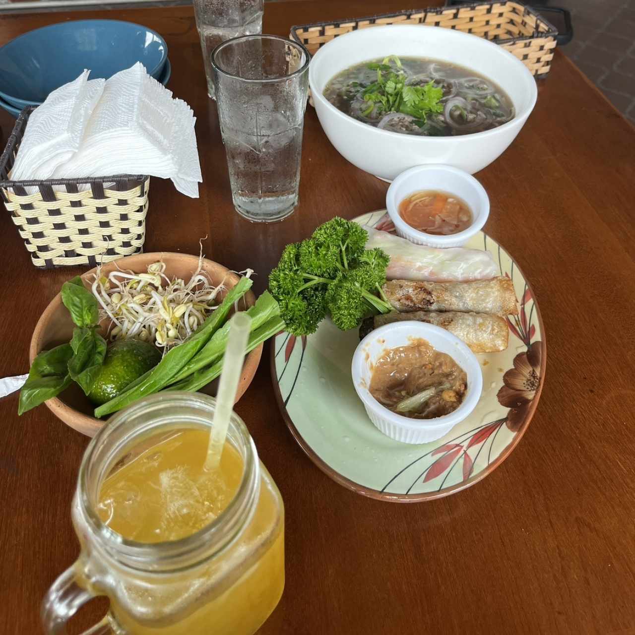 Pho Tái (Sopa de Res Salteada con Jengibre)
