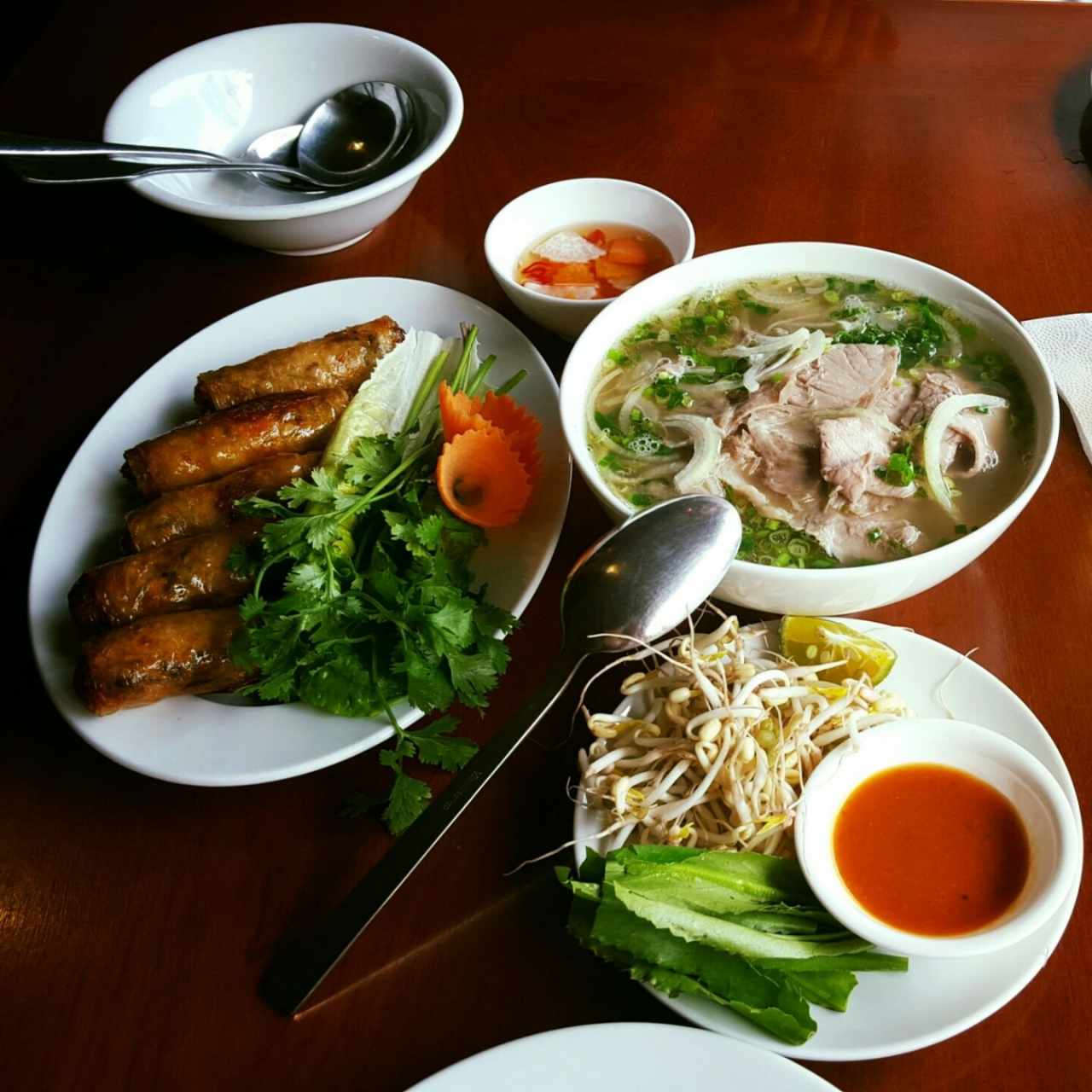 Pho bo y Nem frito