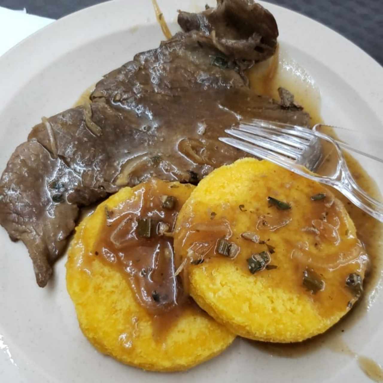 Bistec de carne con tortillas