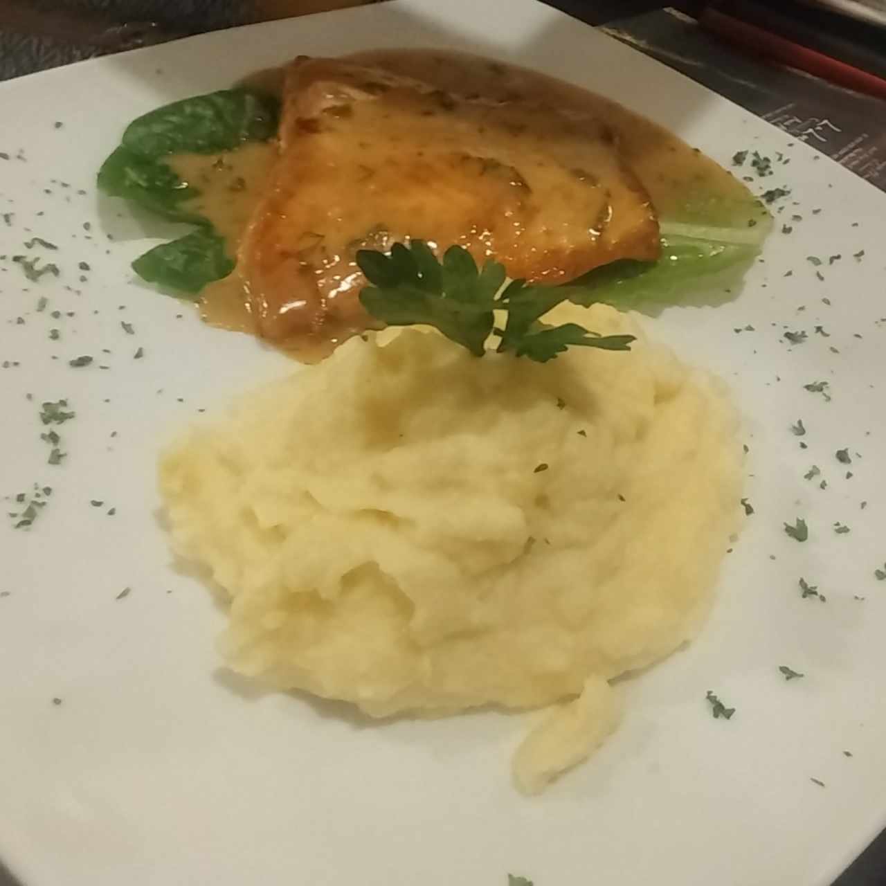 Salmón en salsa de finas hierbas