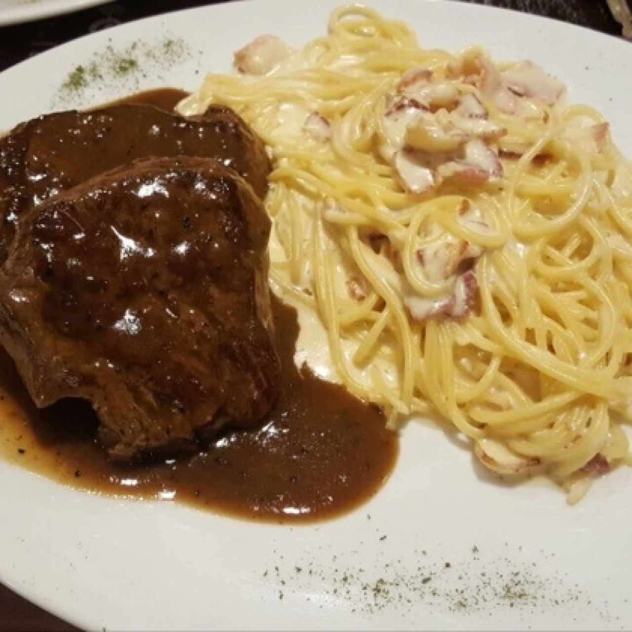 spagueti a la carbonara de acompañamiento y Filete a la Pimienta
