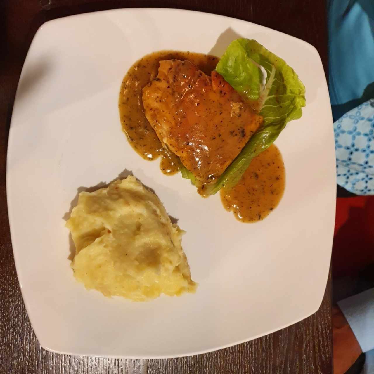 Salmón en Salsa de Finas Hierbas 