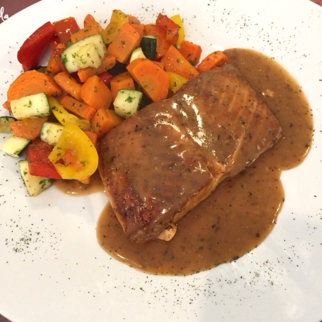 Salmón En Salsa De Finas Hierbas