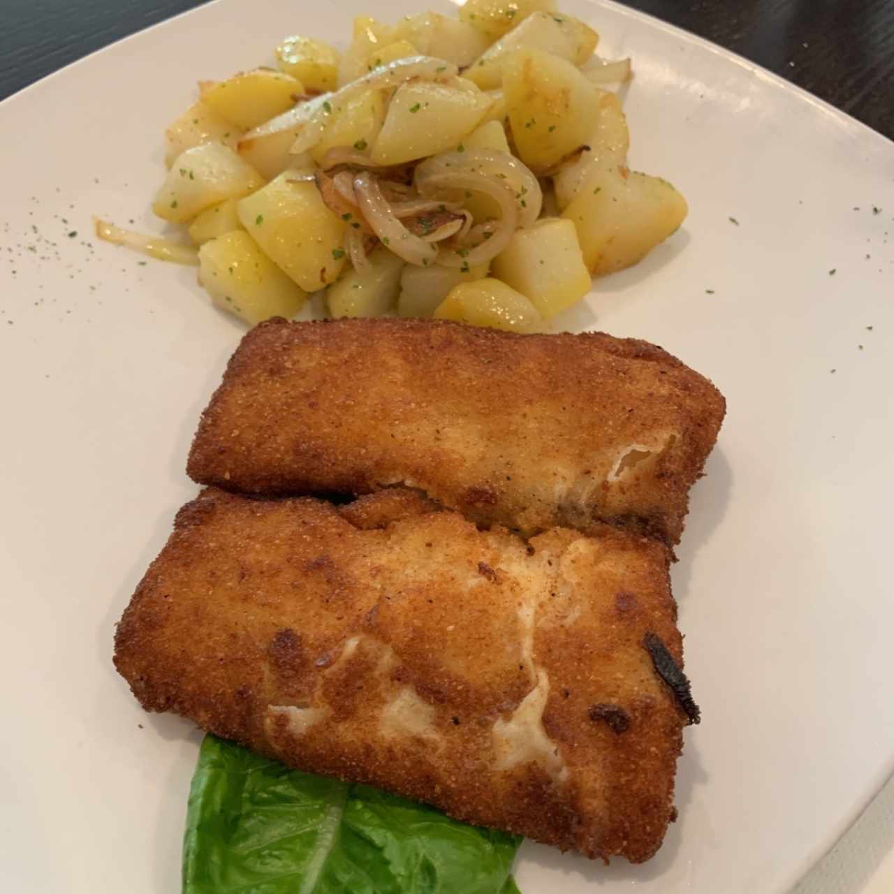 Filete de corvina apanizado con papas salteadas 