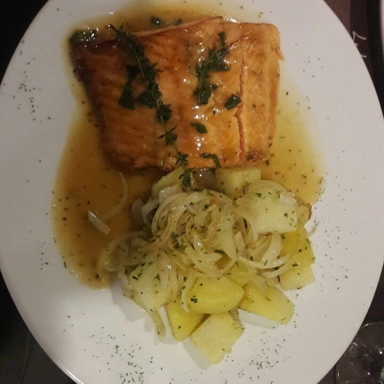 Salmón en salsa de finas hierbas