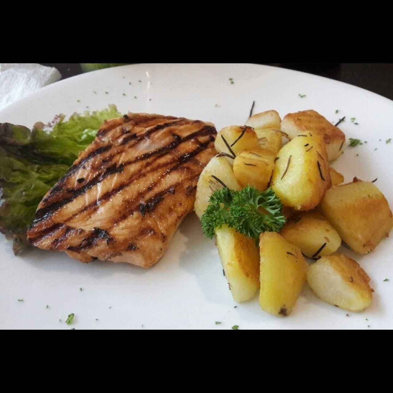 Salmón al grill con papas italianas