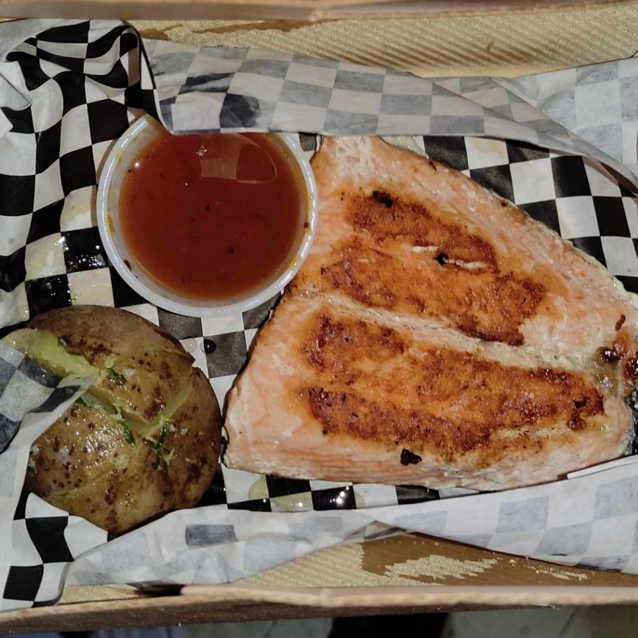 Salmón con salsa de Maracuyá y papa asada