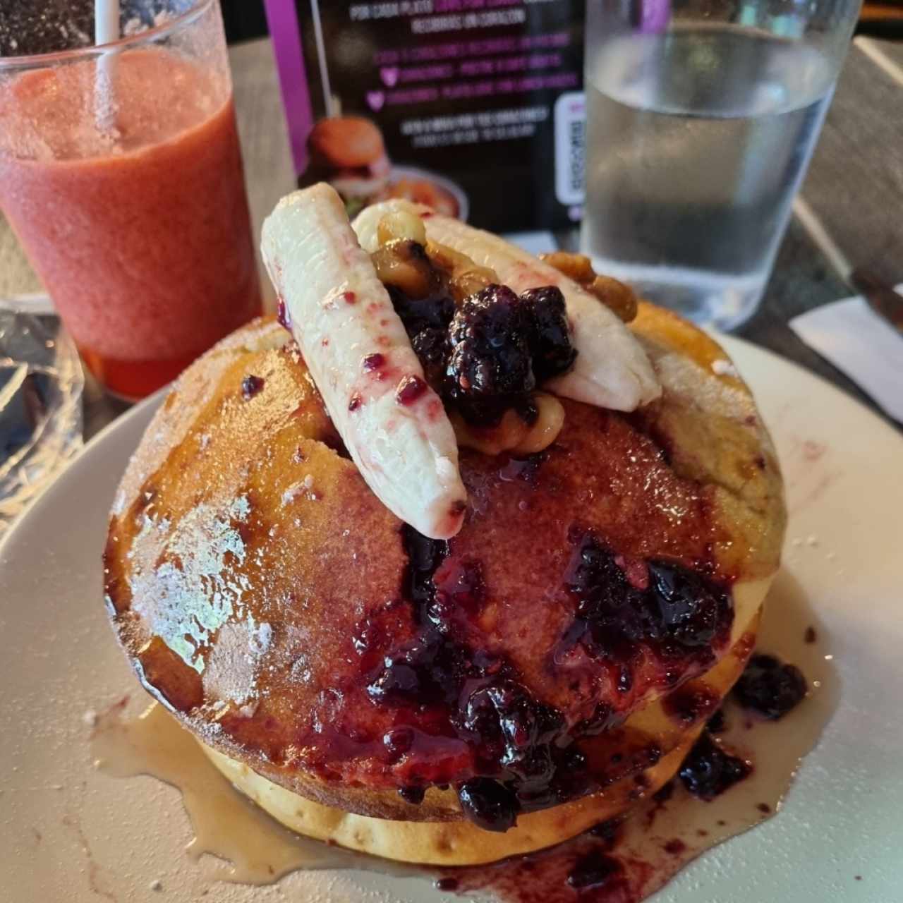 Pancakes de Guineo y Frutos Rojos