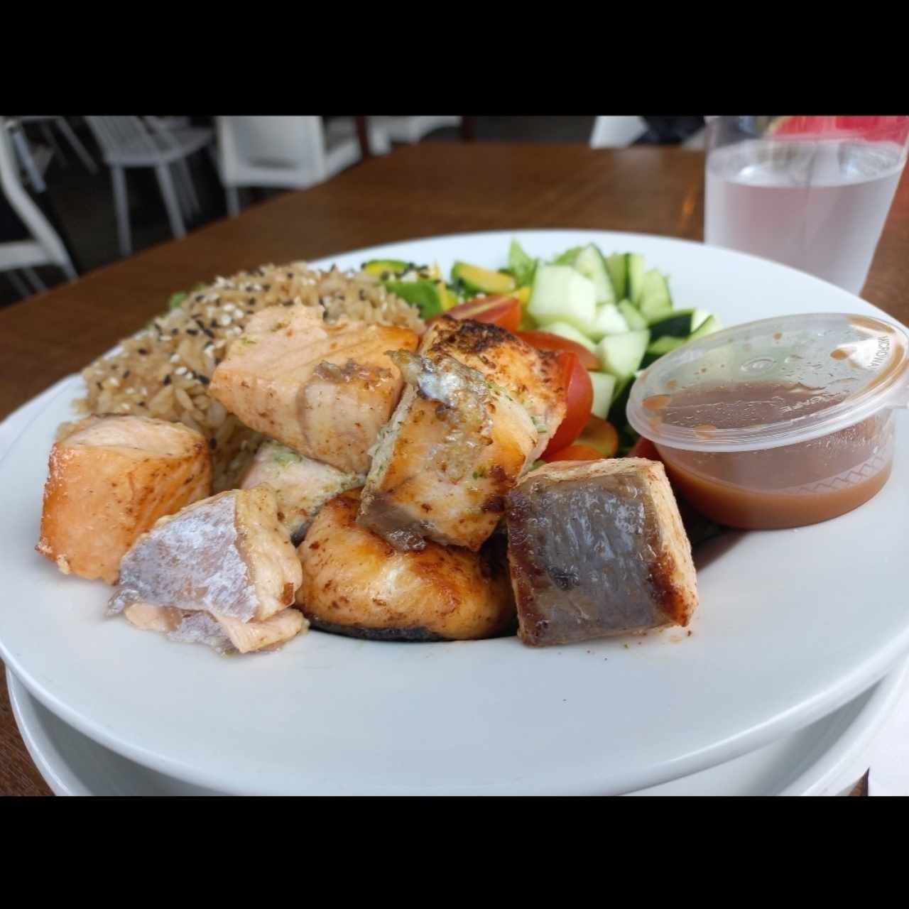 salmón poke