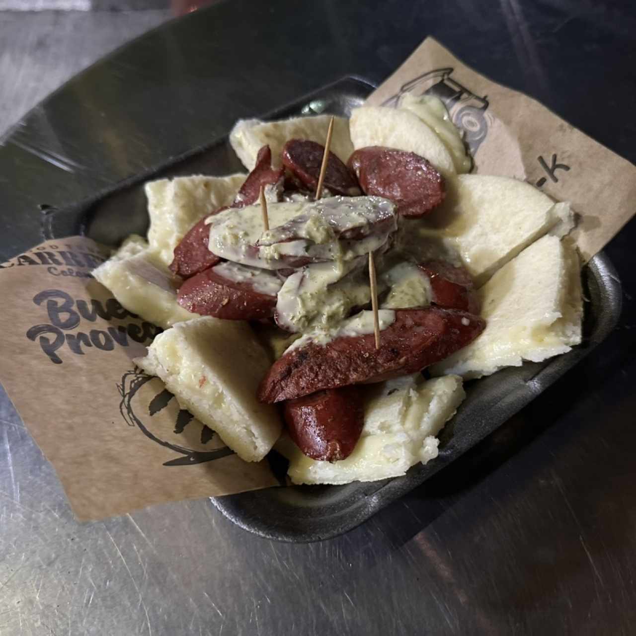 CHORIZO PARRILLERO CON AREPA
