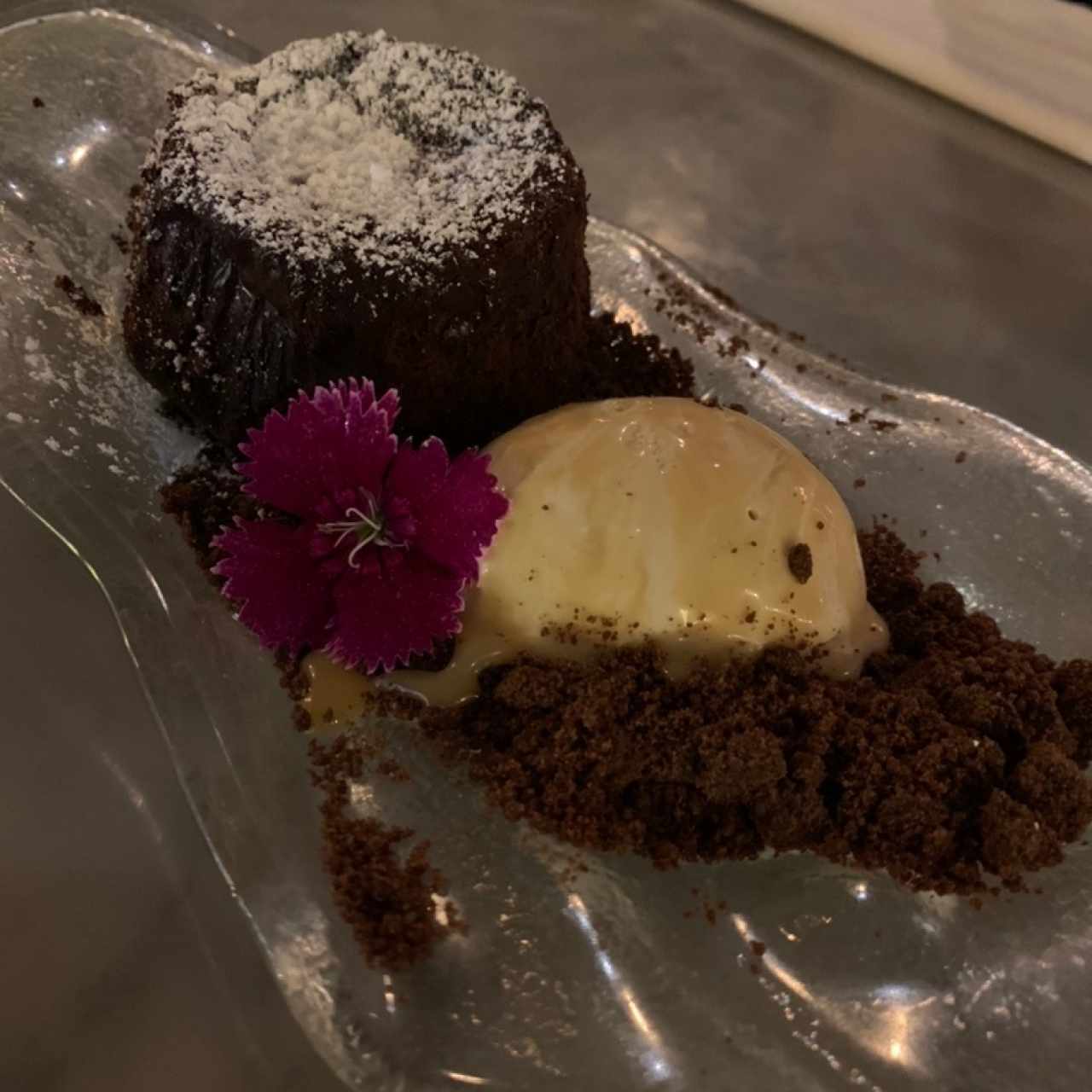 Fondant de Chocolate 65% con Helado de Dulce de Leche, Caramelo Salado y Pimienta de Sichuan