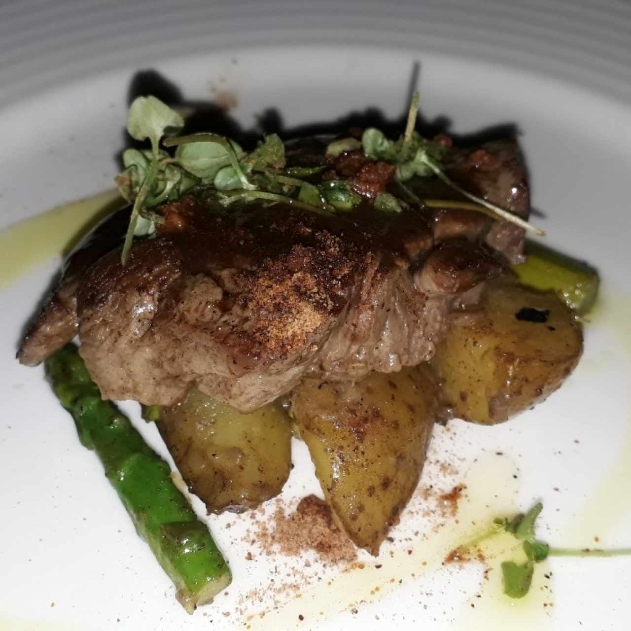 carne de res sobre papas salteadas en vino. 