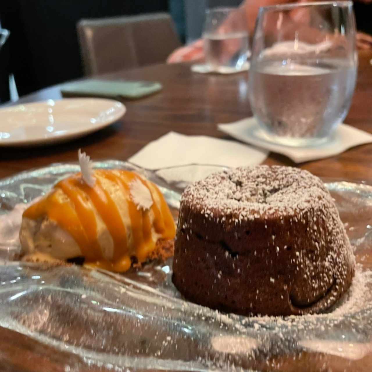 Fondant de Chocolate 65% con Helado de Dulce de Leche, Caramelo Salado y Pimienta de Sichuan