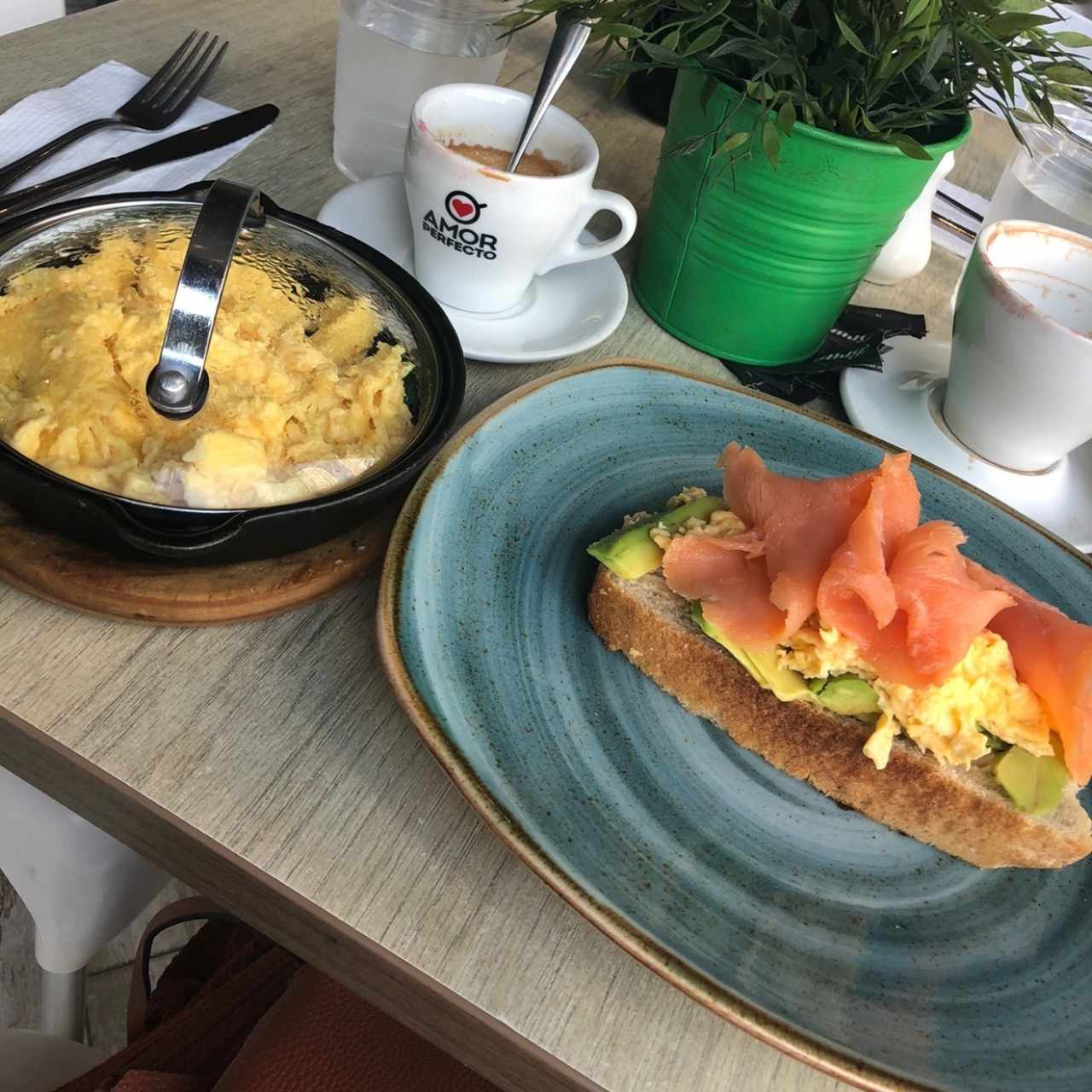 huevos revueltos y tostada de salmon ahumado