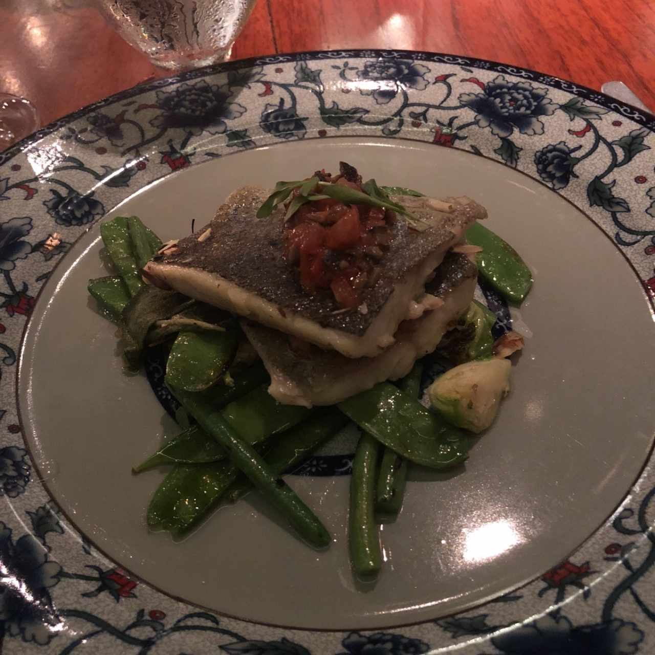 trucha del día en mantequilla de almendras, vegetales a la Robata, brunoise de tomate y olivas negras