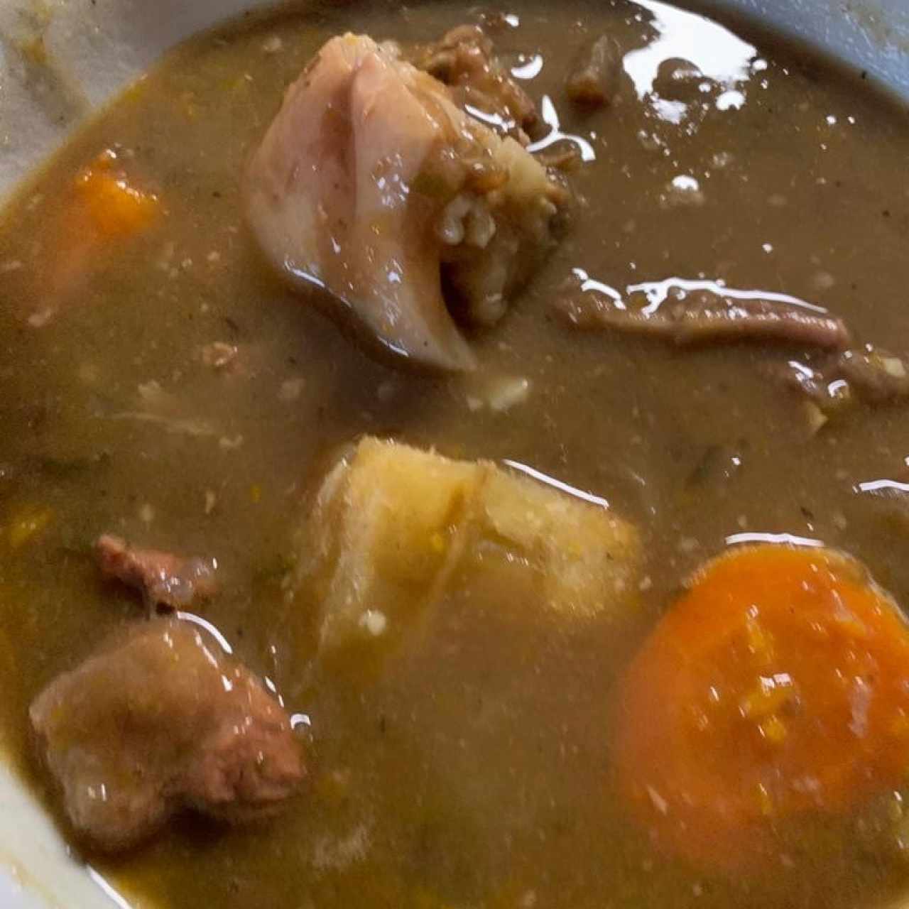 Sopa de Carne con Lentejas, Jarrete, Costilla, Rabito, Plátano y Domplin
