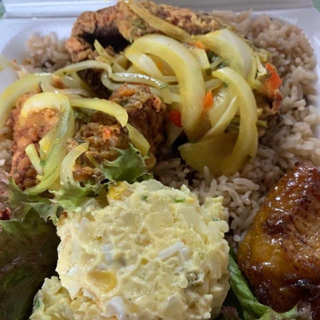 Pescado Relleno con Arroz con Guandú y Coco, Ensalada de Papas y Plátano Maduro