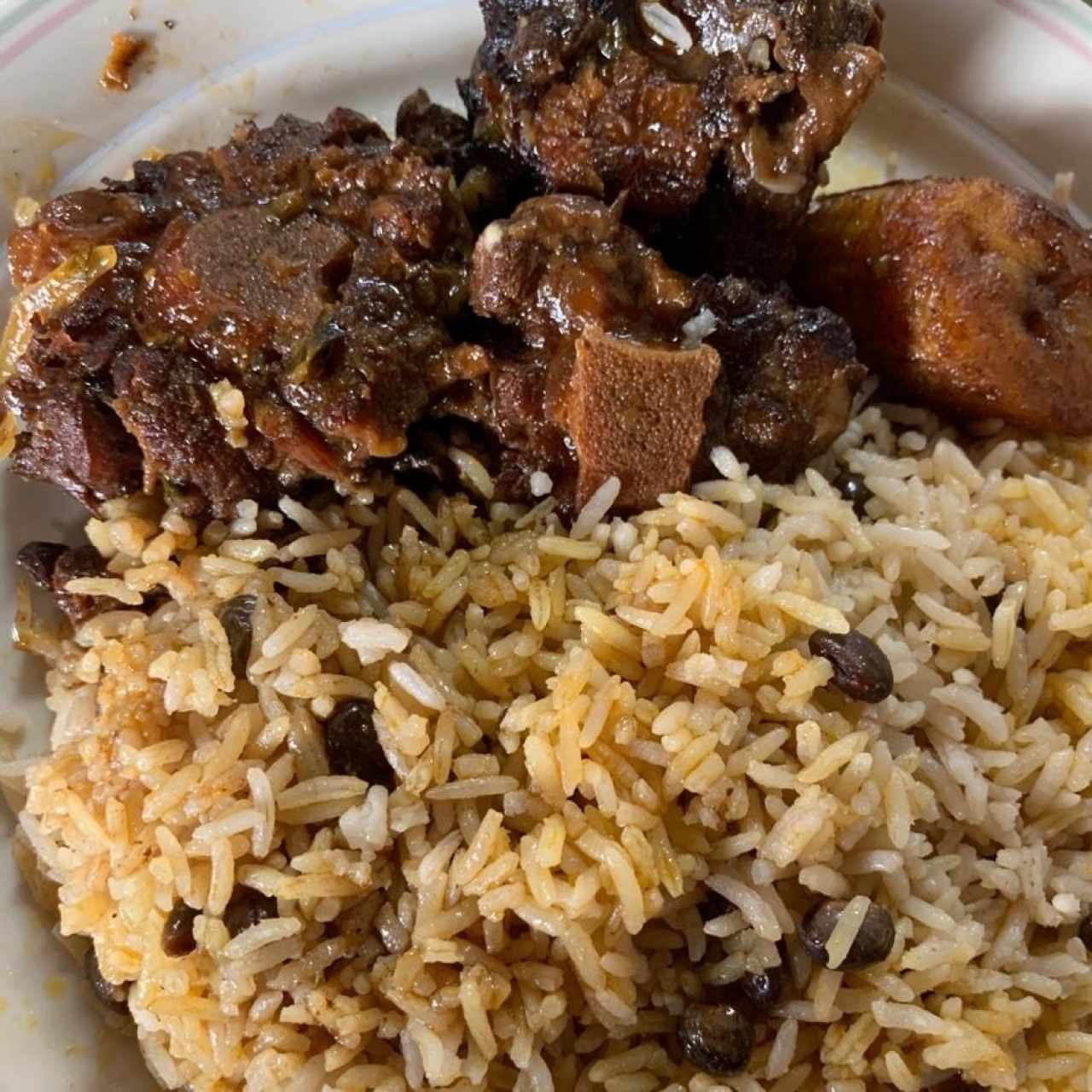 Rabo Encendido al Vino con Arroz con Guandú y Coco y Plátano Mermelado