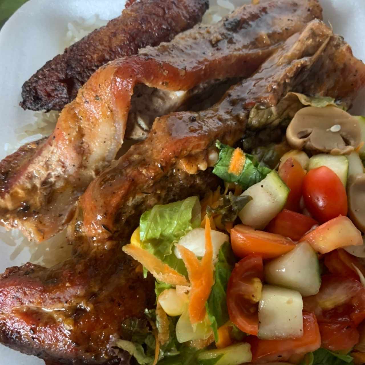 Costilla de Cerdo al Horno con Arroz al Culantro con Coco, Ensalada de Ceviche de Champiñones y Plátano 