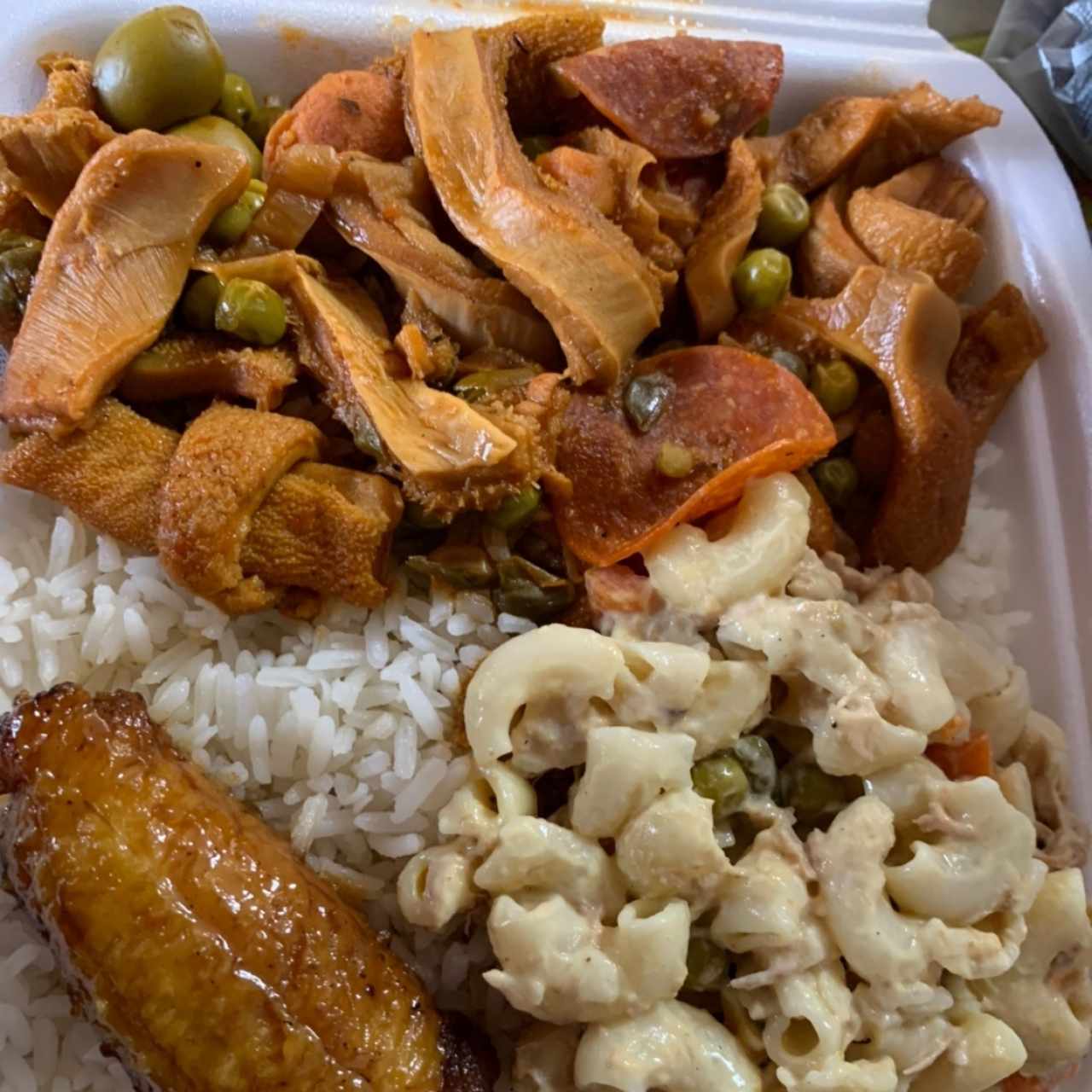Mondongo a la Culona con Arroz Blanco con Coco, Ensalada de Pasta con Atún y Plátanos Mermelados