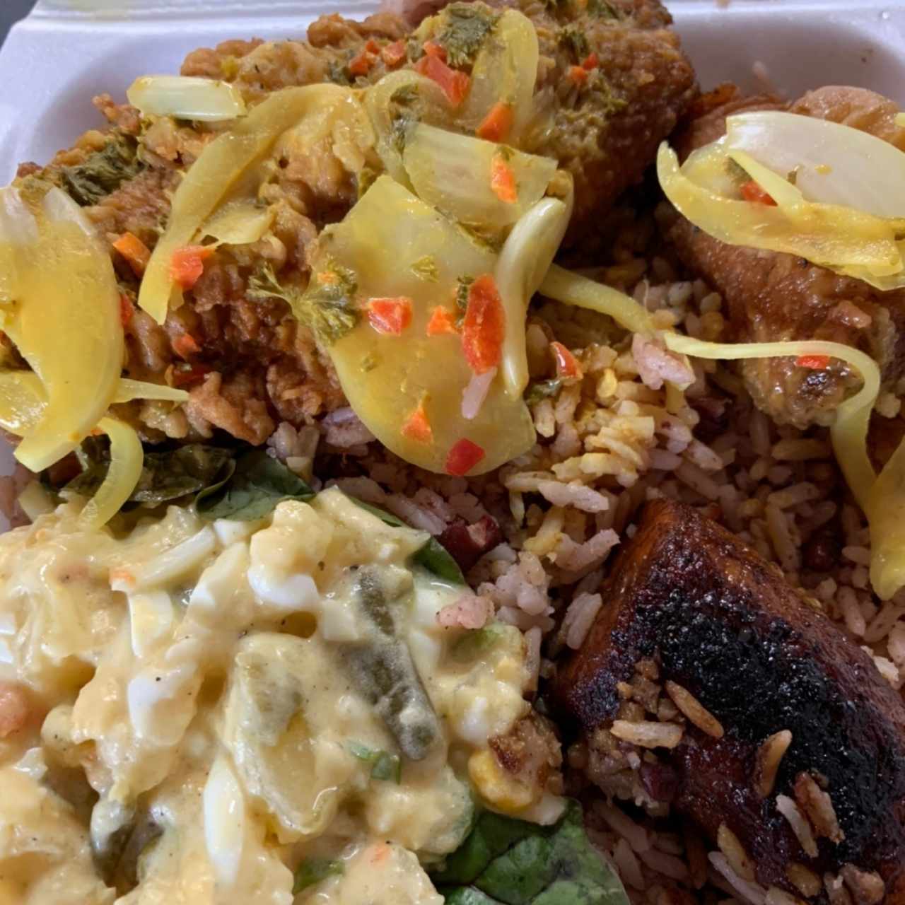 Filete en Salsa Escovech con Arroz con Coco y Frijoles, Ensalada de Papas y Plátano Maduro