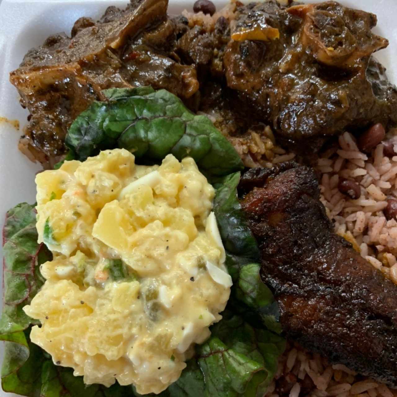 Rabo de Res Encendido con Arroz con Coco y Frijoles, Ensalada de Papas y Plátano Maduro