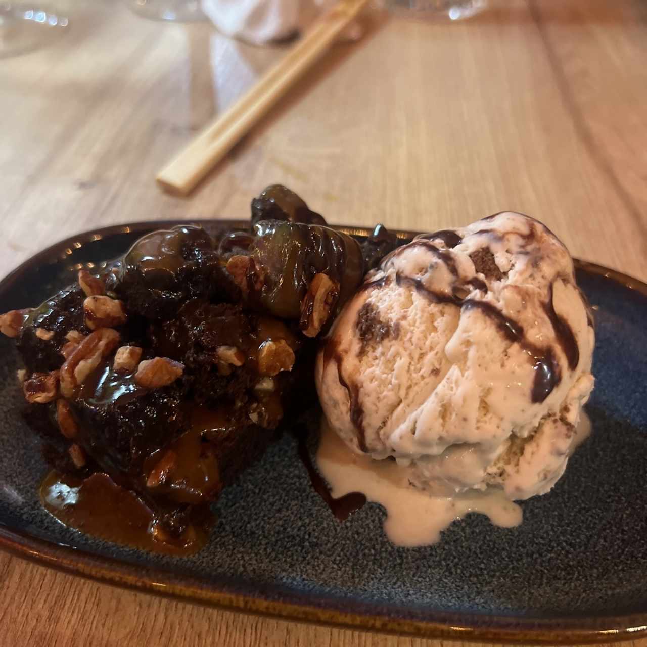 Brownie con helado