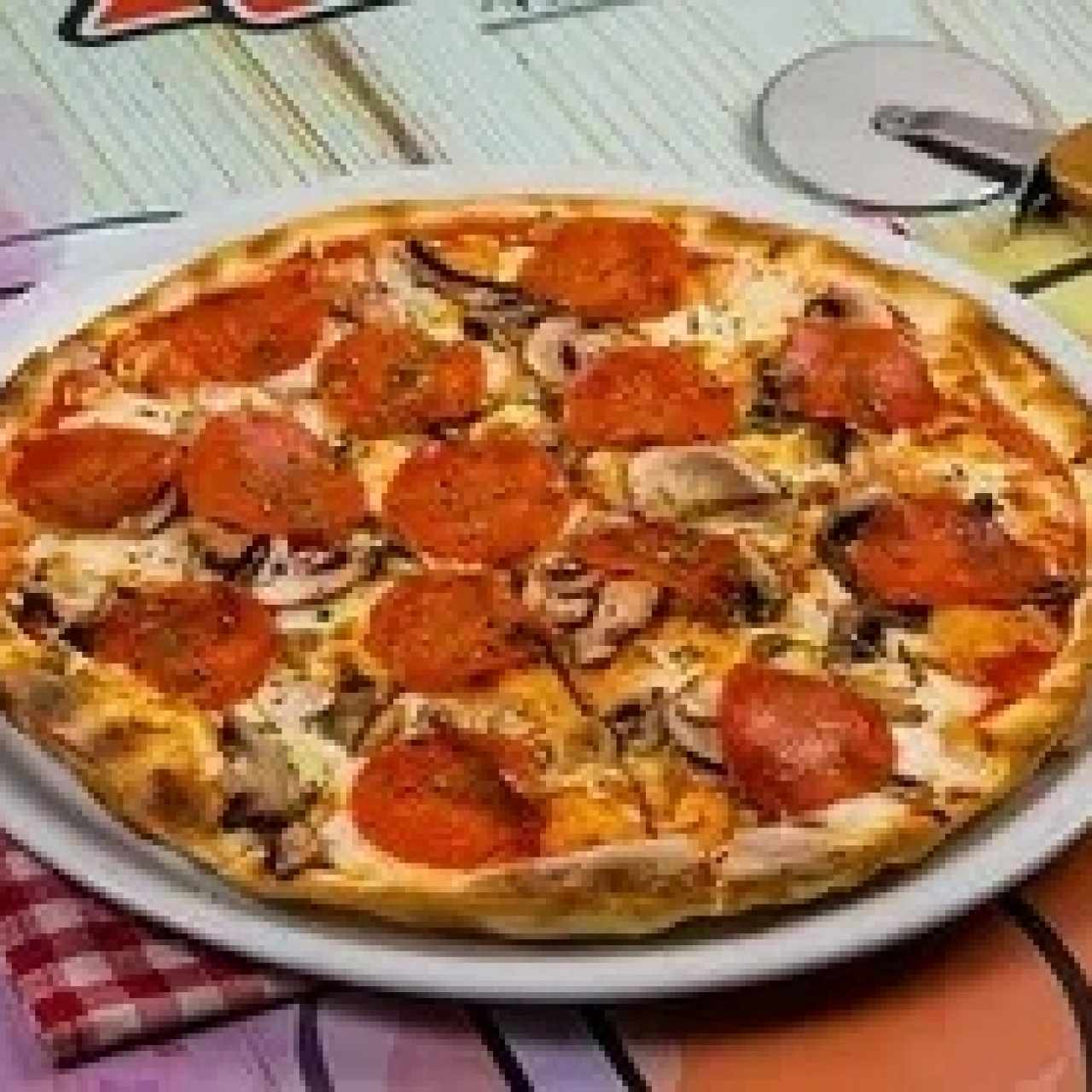 Pizza con Pepperoni tamaño mediano