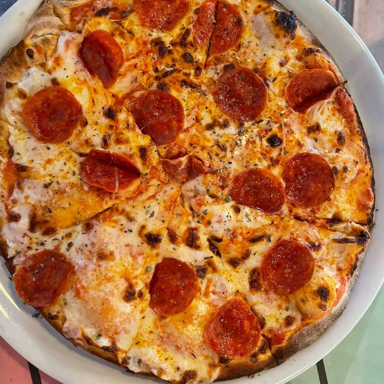 Pizza con Pepperoni tamaño mediano